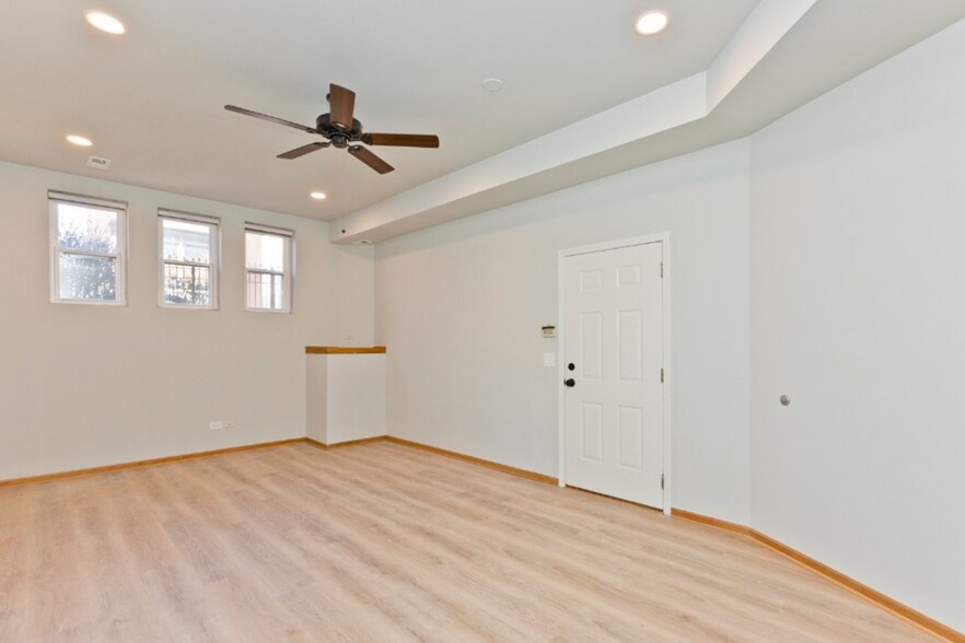 Building Photo - 1547 W Augusta Blvd