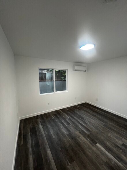 Building Photo - 2116 Zoe Ave