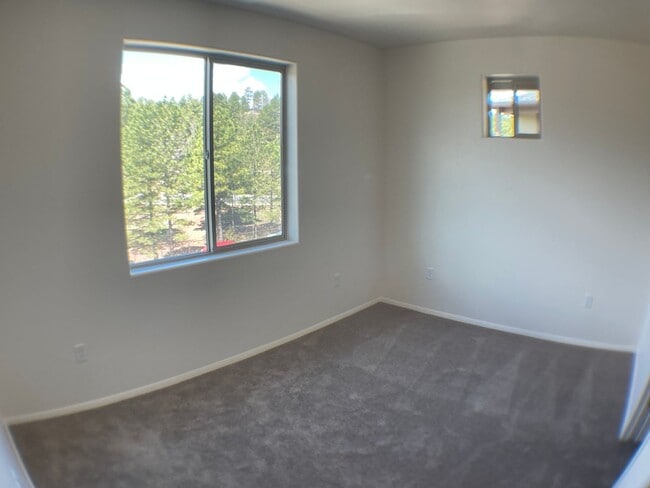 Building Photo - MOVE IN READY! Top-Floor Condo in the Hear...