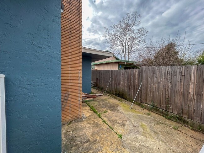 Building Photo - Spacious, Refreshed 2 Bed 1 Bathroom House In Redding!