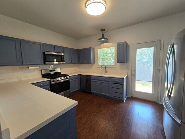 Building Photo - Charming Single Story 4bed 2 bath home in ...