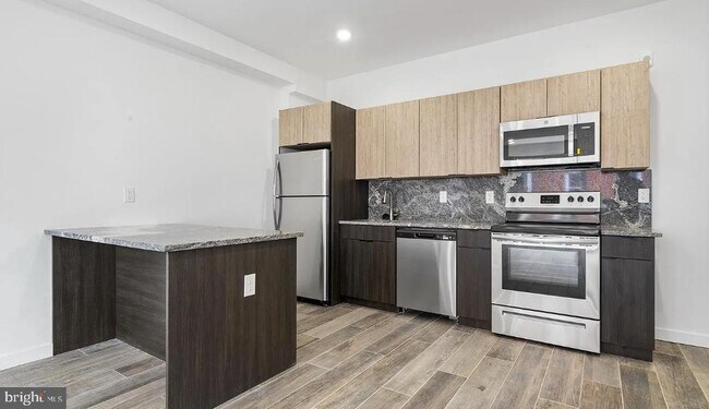 Primary Photo - 300 Budd St