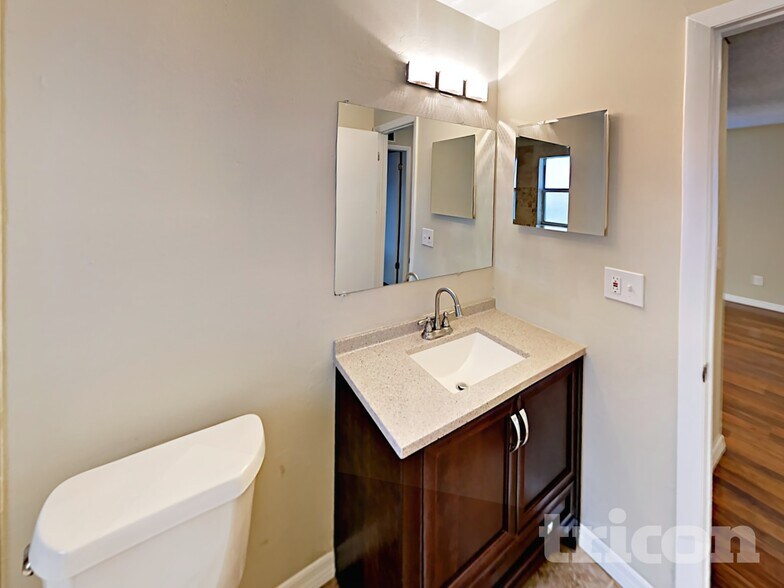 Building Photo - 7812 Tiburon Dr