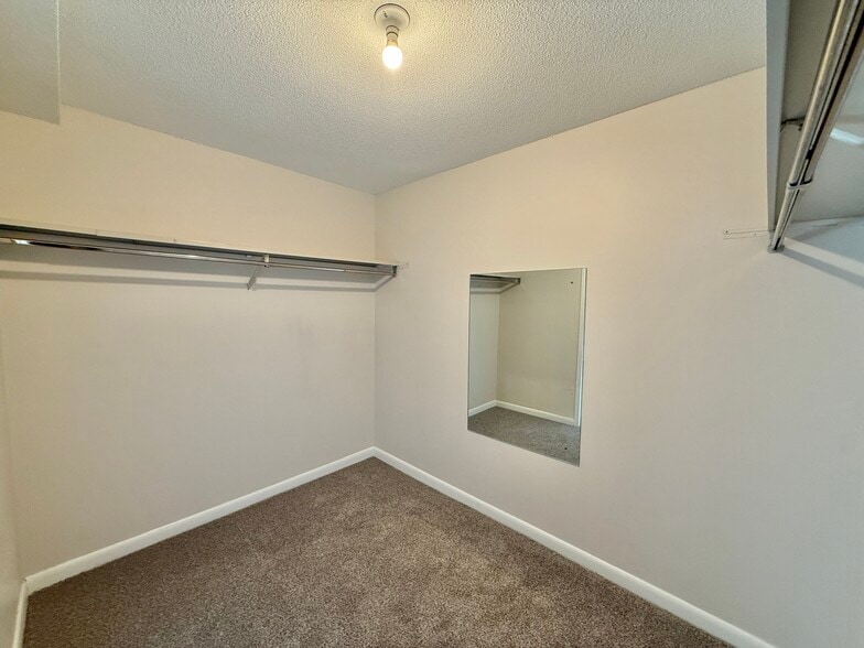 Building Photo - 1006 Paradise Rd