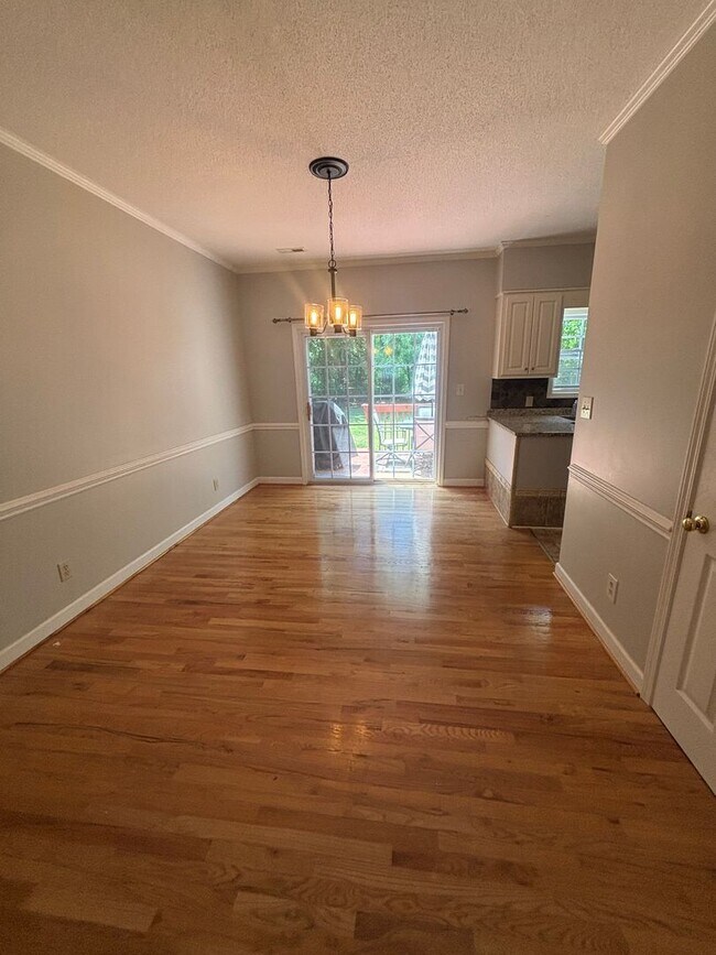 Building Photo - Beautifully Maintained Townhome In The Heart Of Town!