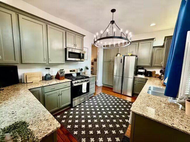 Building Photo - 1525 Melpomene St