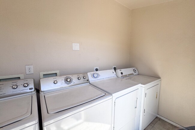 Building Photo - Charming 2BR/1BA Apartment - Convenient Lo...