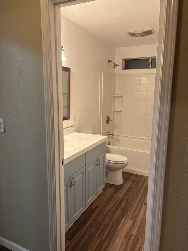 Building Photo - Great 4 bedroom home with pool