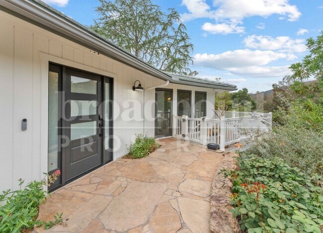Building Photo - 2113 Sleepy Hollow Rd
