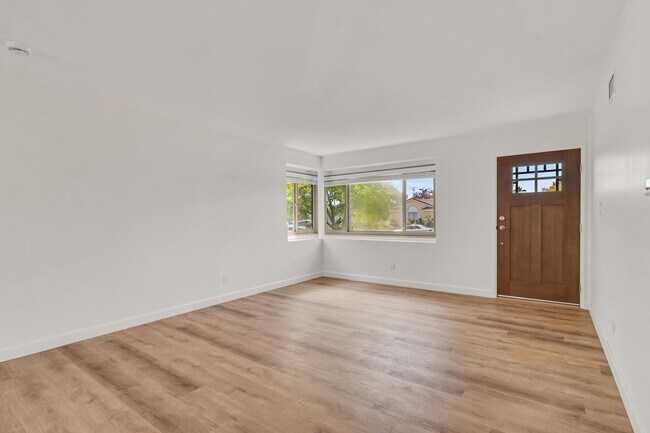 Building Photo - 4820 Cobb Dr