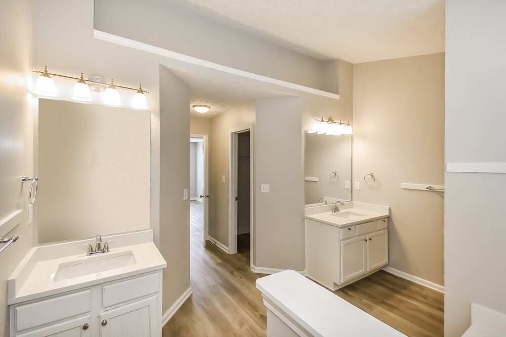 Building Photo - 7050 Silver Bend Overlook