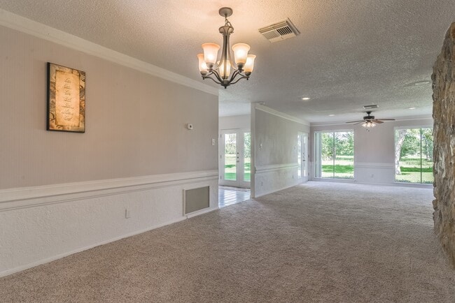 Building Photo - 15175 Diana Ln