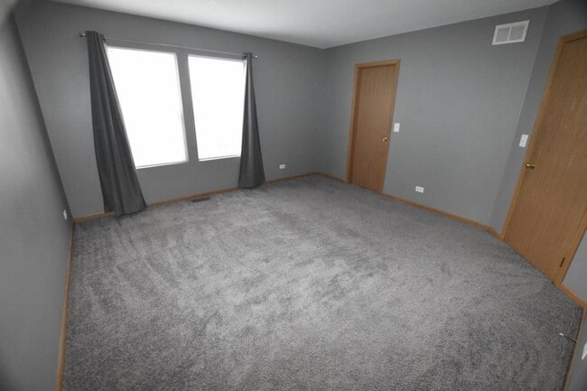 Building Photo - 24 Waterbury Cir