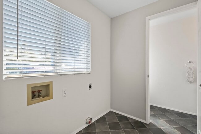 Building Photo - 3BR/2.5BA Townhouse in Courtyard Condos
