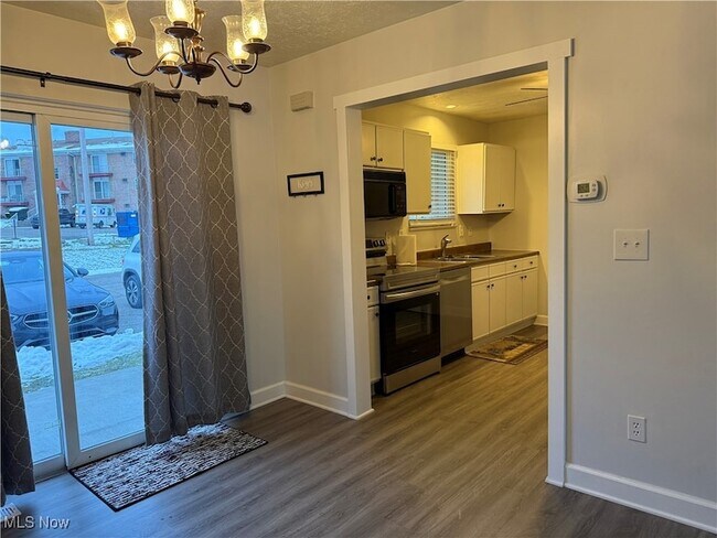 Building Photo - 193 Surrey Ln