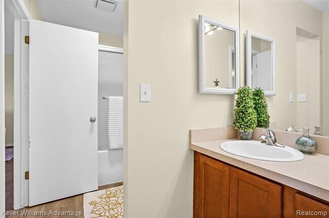 Building Photo - 855 S Pontiac Trail