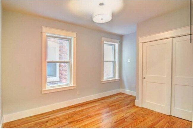 Building Photo - 326 Chelsea St