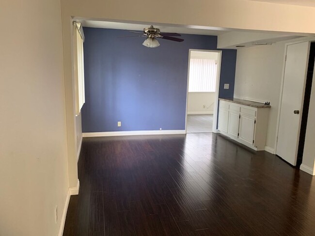 Building Photo - Beautiful 2 Bedroom 2 1/2 Bathroom Van Nuy...