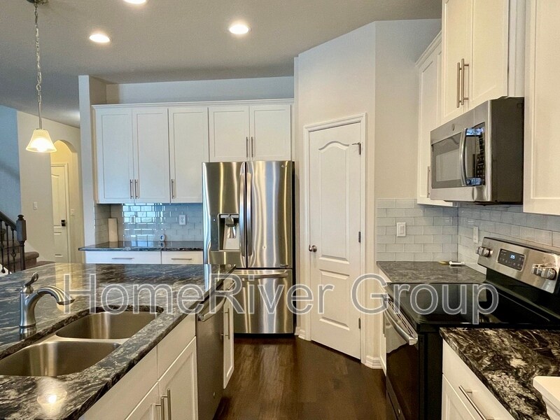 Building Photo - 11310 Leland Groves Dr