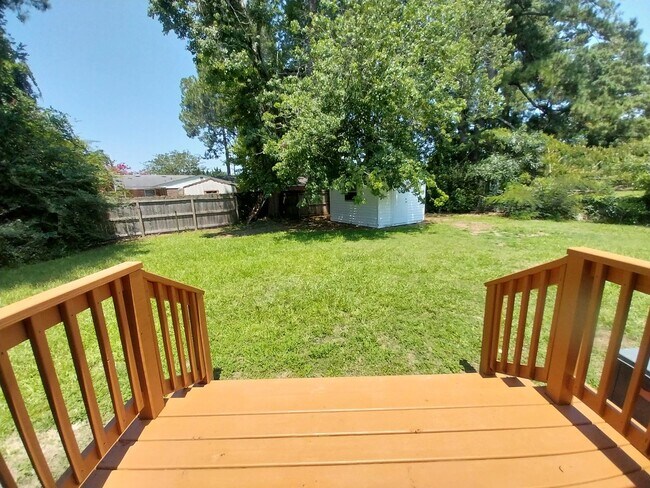 Building Photo - 1714 Wesley Dr