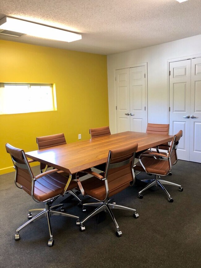 Building Photo - 3 Bedroom Apartment in University Village