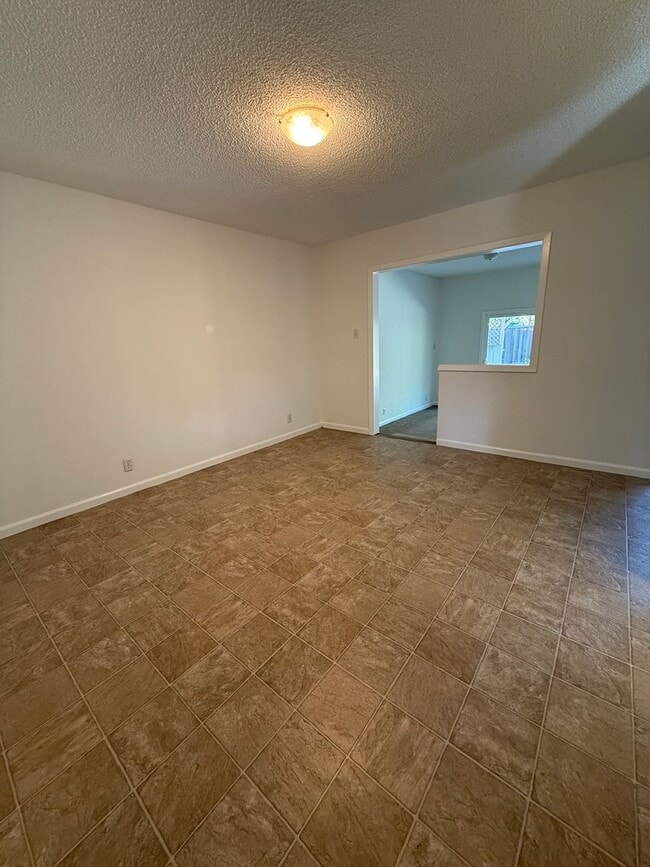 Building Photo - 1562 Oakroyal Dr