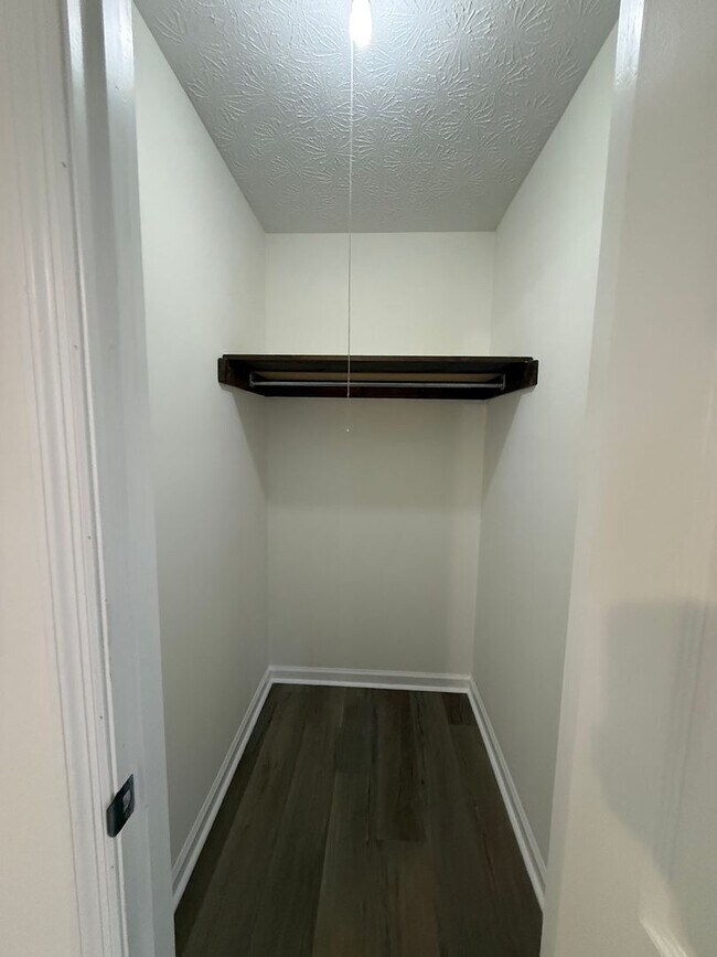 Building Photo - 160/162 W. Paces Dr