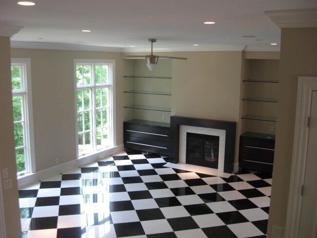 Building Photo - 4 Story Townhome in Greensboro NC