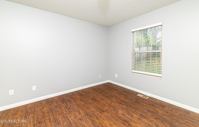 Building Photo - 2013 Paris Rd NW