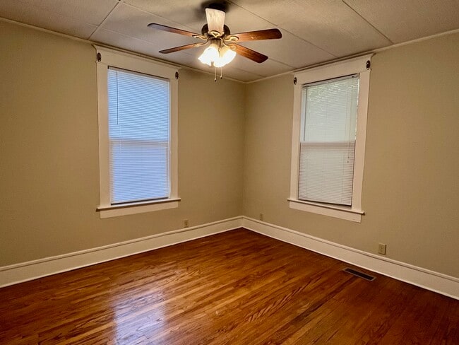 Building Photo - 306 E Scarritt St