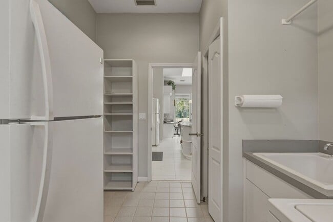 Building Photo - Must See Immaculate 3/2 Rainbow Springs with Lanai