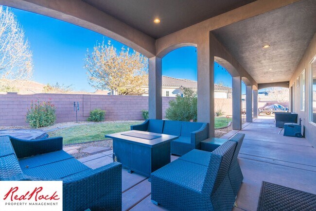 Building Photo - Stunning 2 Bedroom Fully Furnished Home. Community Pool & Mini Golf!