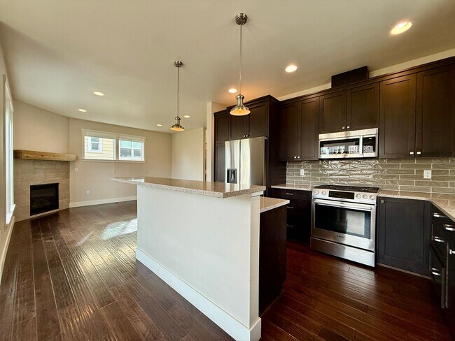 Building Photo - GORGEOUS OPEN LAYOUT HOME IN OLD FARM DISTRICT!