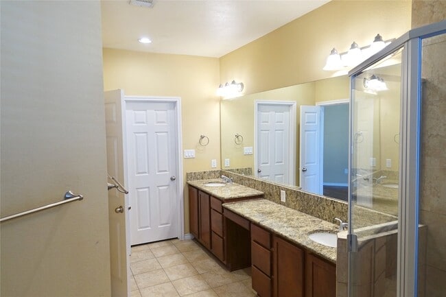 Building Photo - 2105 Lucerne Cove