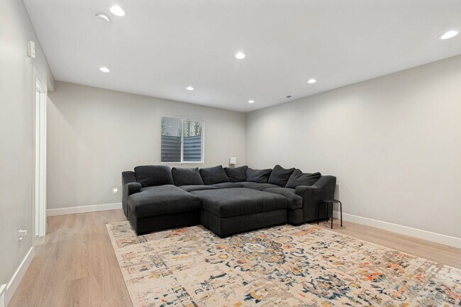 Building Photo - Upscale Home Available in Herriman