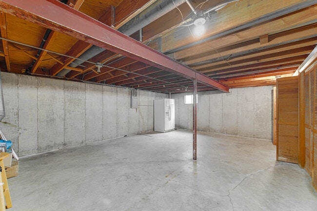 Building Photo - 12 W Beech Dr