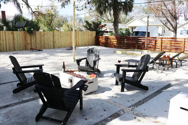 Building Photo - 102 W Emma St