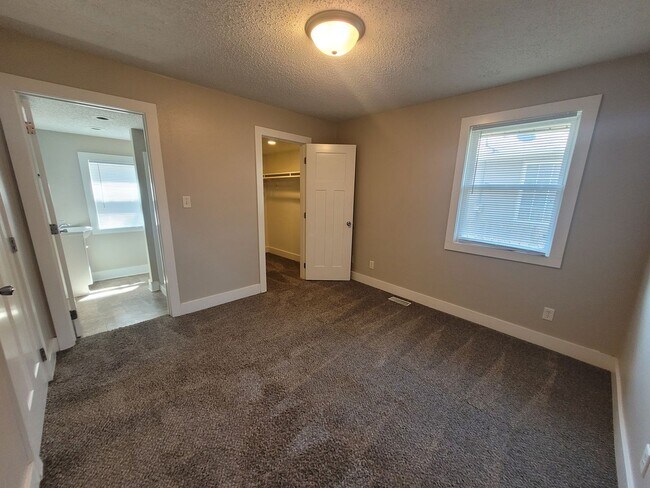 Building Photo - 2 Bedroom, 2 Bathroom Home with large garage!