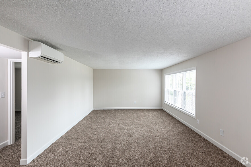 1 BD, 1 BA (630sqft) - Living Room - Robert Treat Apartments