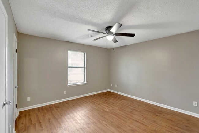 Building Photo - MOVE IN SPECIAL! Two Bedroom Pet-Friendly Unit in Gadsden Acres!