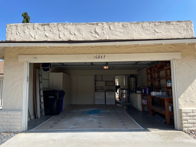 Building Photo - Awesome home on massive lot, 55+ community