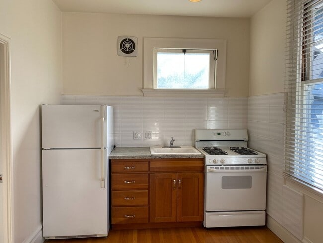 Building Photo - Bright, Corner Studio! Laundry On-Site! HARDWOOD! High Ceilings!