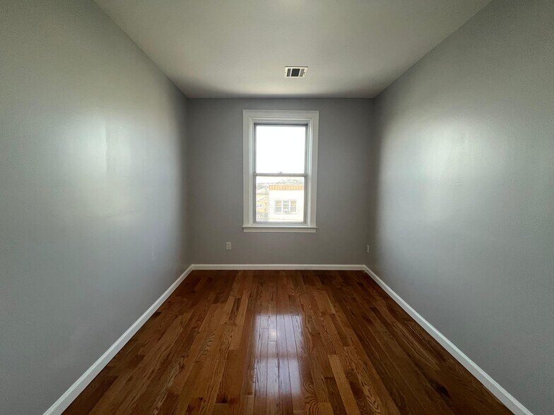 Building Photo - 154 Terhune Ave