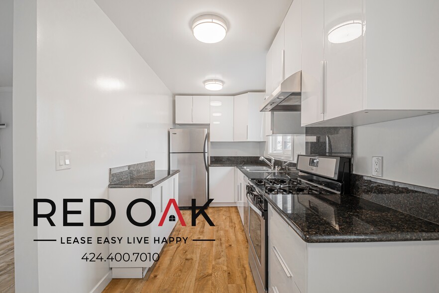 Building Photo - 14041 Moorpark St