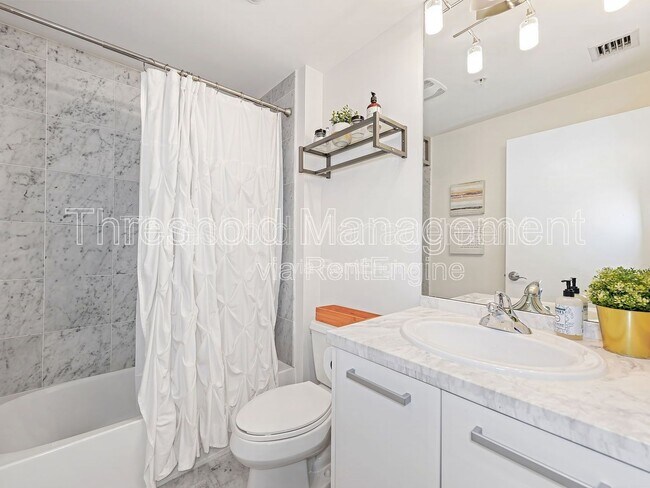 Building Photo - 253 NE 2nd St