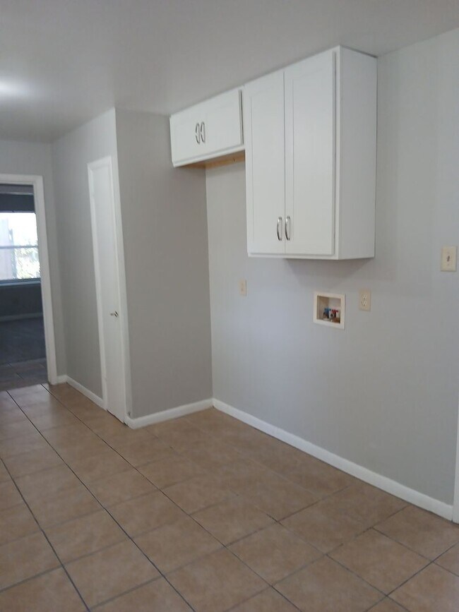 Building Photo - REMODELED 3 Bedrooms, 2 Full Bathrooms, 1 ...