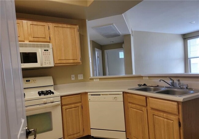 Building Photo - Gated Community Condo, 2 bedroom, 2 bathroom 2 car garage