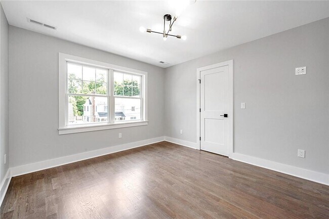 Building Photo - 10 Underhill Pl