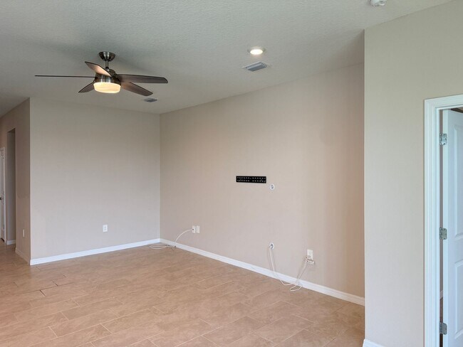 Building Photo - 3 Bedroom 2.5 Bath Single Family Home Prom...