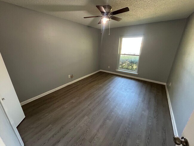 Building Photo - 3734 Clubway Ln